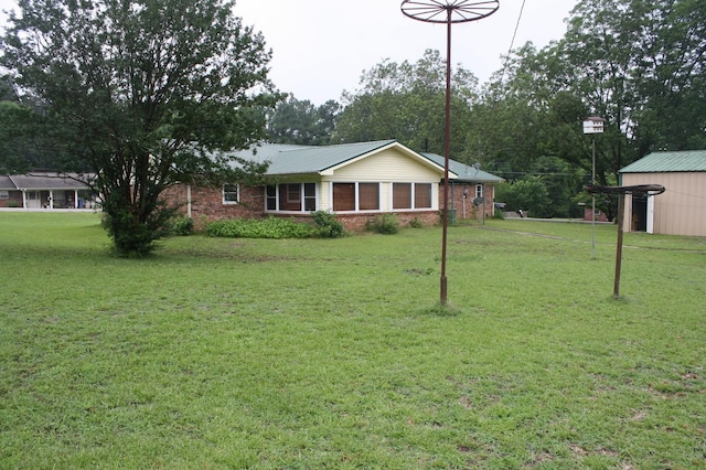 view of yard featuring a storage unit