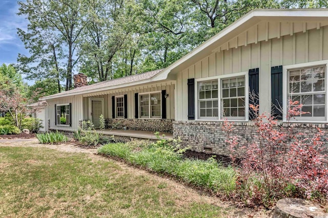 view of front of home featuring a front yard