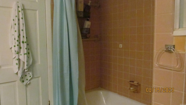 bathroom with shower / tub combo with curtain