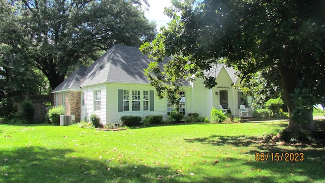 view of front facade with a front yard and central AC