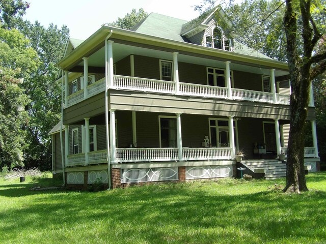 view of front of home featuring a porch and a front lawn