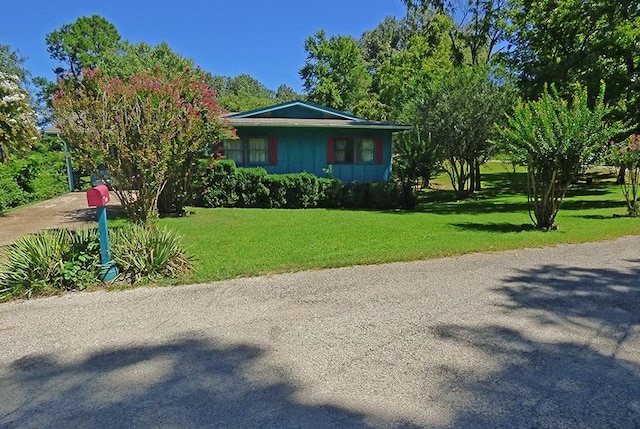 view of front facade with a front lawn