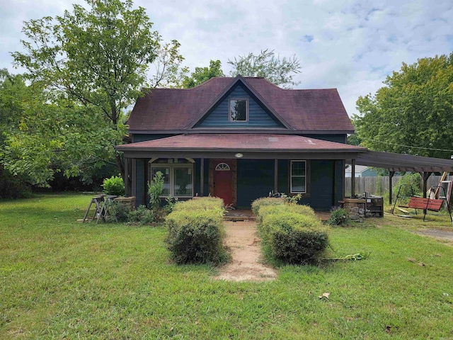 country-style home featuring covered porch and a front lawn