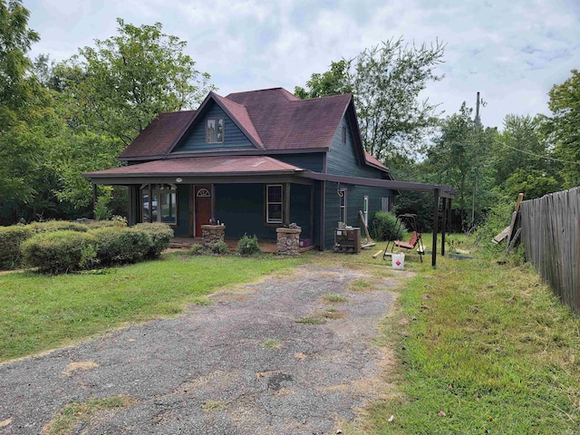 farmhouse with a front lawn