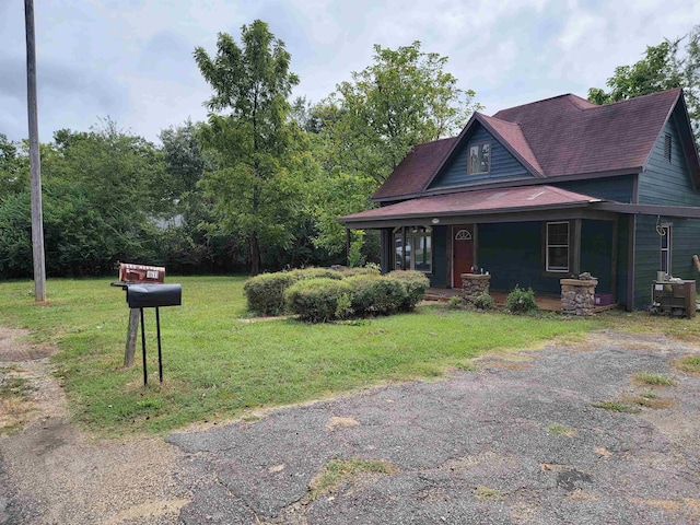 view of front of home featuring a porch and a front yard