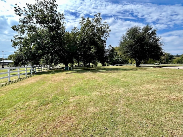 view of yard featuring a rural view