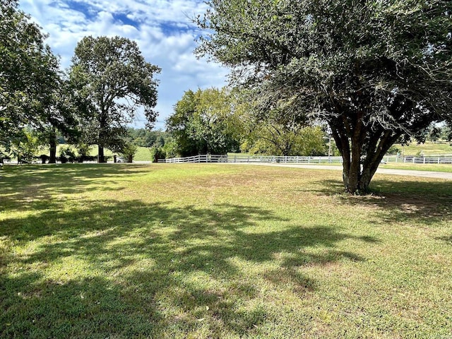 view of yard featuring a rural view