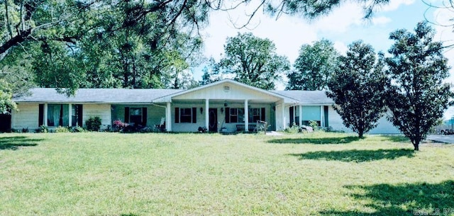 ranch-style home featuring a front lawn