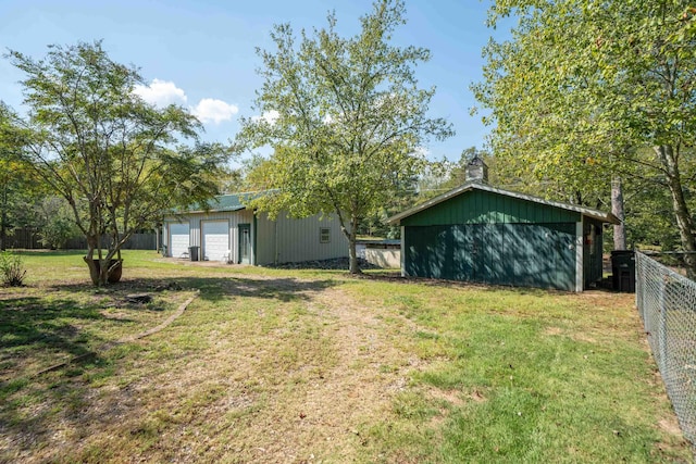 view of yard with an outdoor structure and a garage