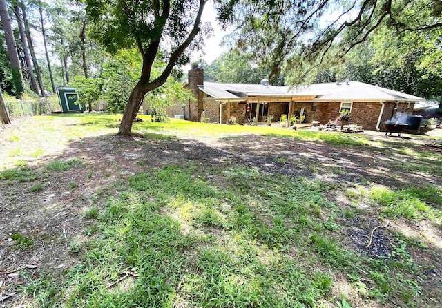 view of yard featuring a shed