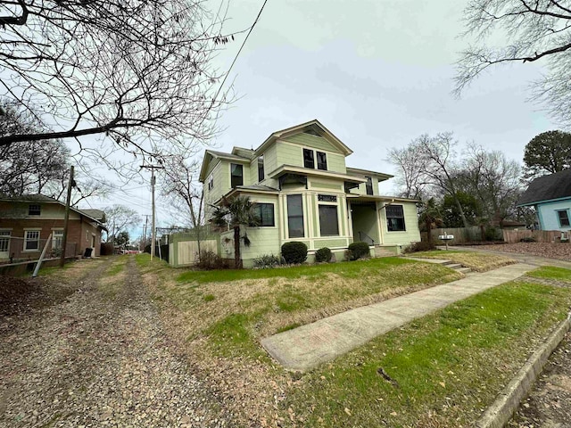 view of front of house featuring a front lawn