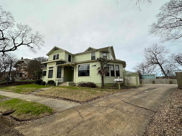 view of front of house with a front lawn