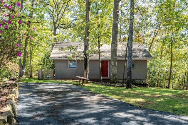 view of front facade with a front yard