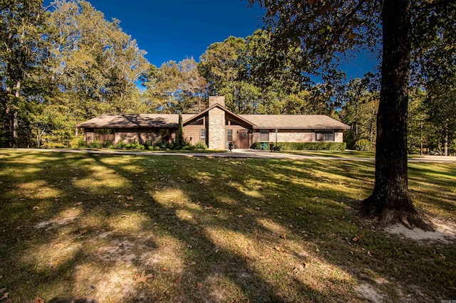 view of front facade with a front lawn