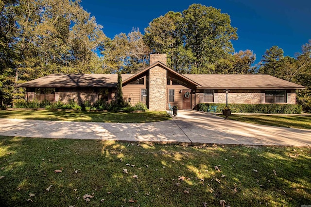 ranch-style home featuring a front yard