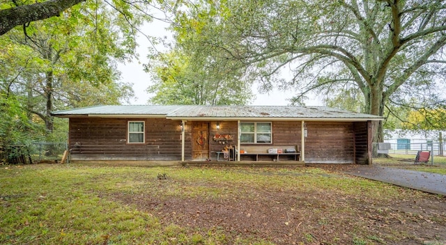 single story home with a front lawn