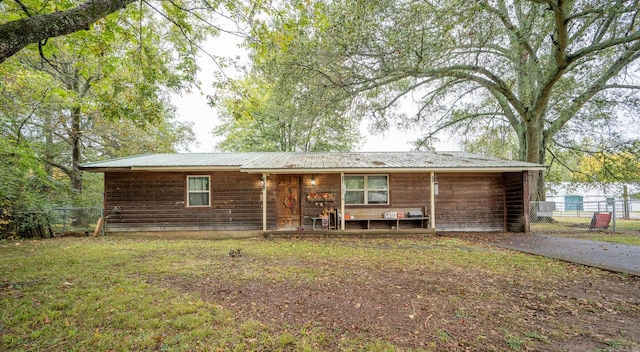 view of front facade with a front yard