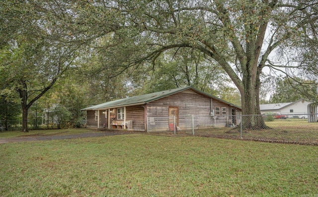 ranch-style house featuring a front yard