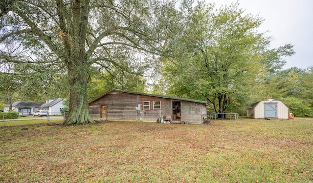 view of yard featuring a storage shed