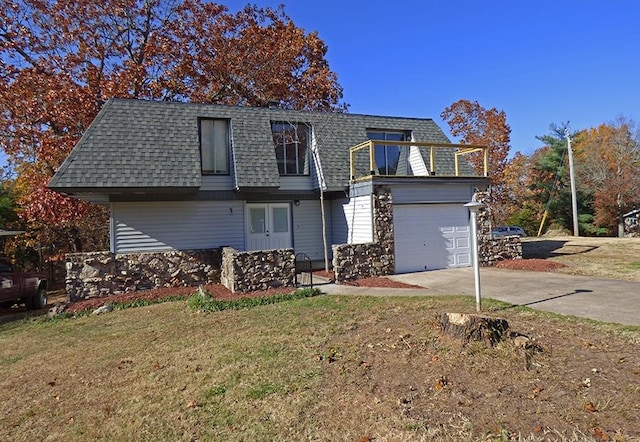 view of front of property featuring a front yard and a garage