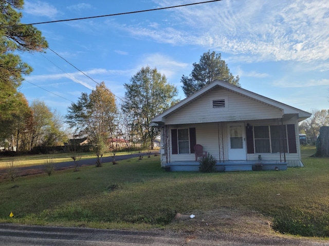 view of front of property featuring a front lawn