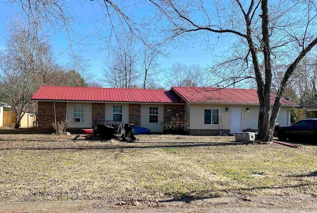 single story home featuring a front yard