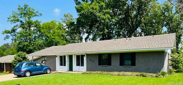 ranch-style house featuring a front lawn