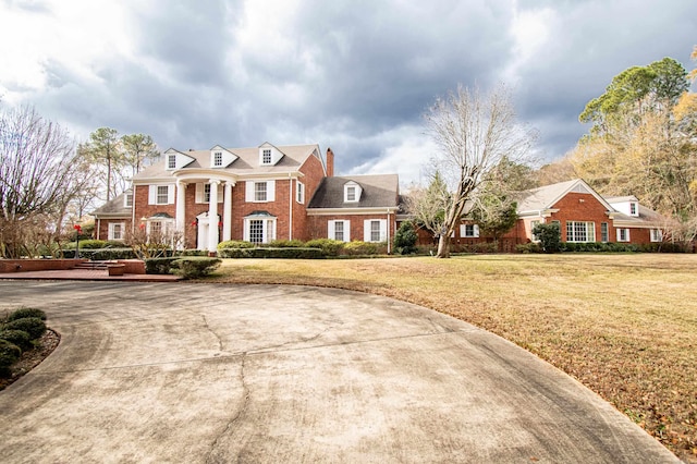 view of front facade with a front lawn