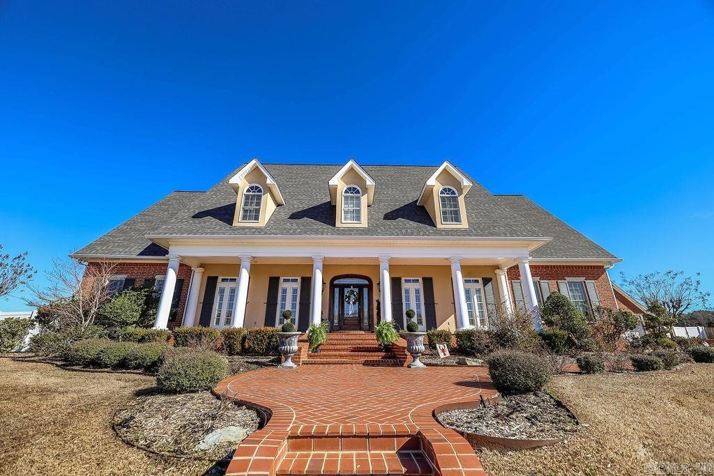 view of front of property featuring a porch