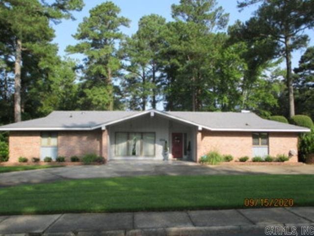 ranch-style home with a front lawn