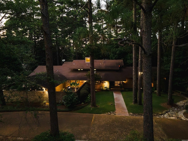 view of front of property with a front lawn