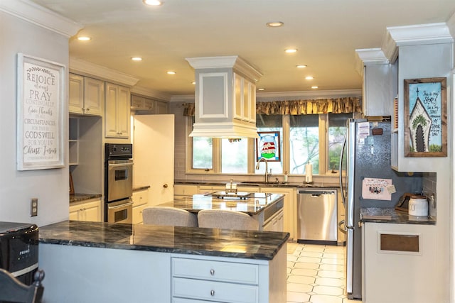 kitchen with backsplash, sink, crown molding, kitchen peninsula, and stainless steel appliances