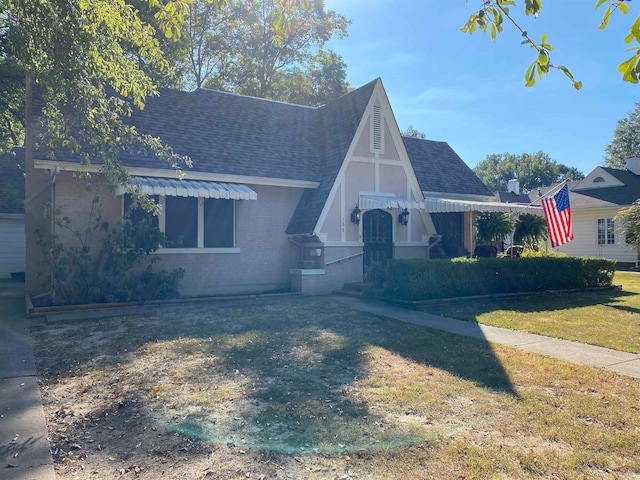 view of front of home featuring a front yard