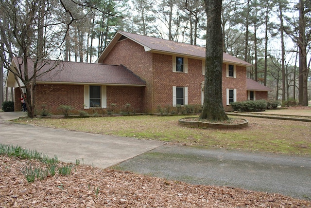 view of front of property featuring a front yard