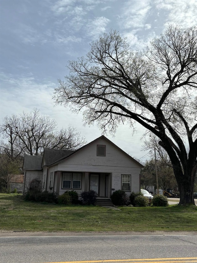 view of front of house with a front lawn