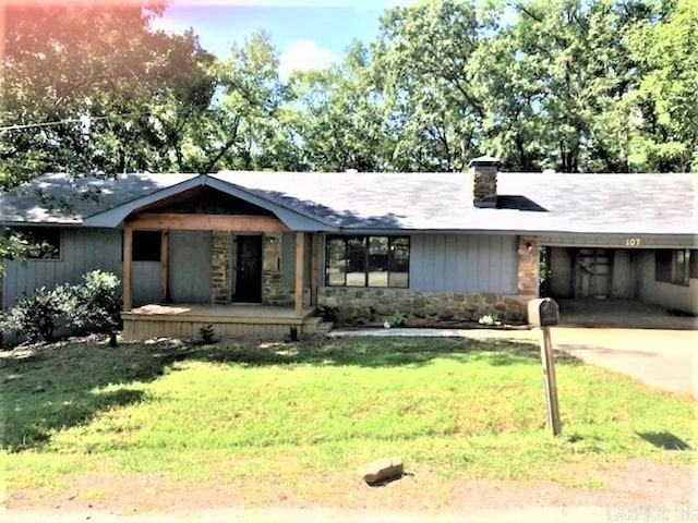 ranch-style home with a front lawn