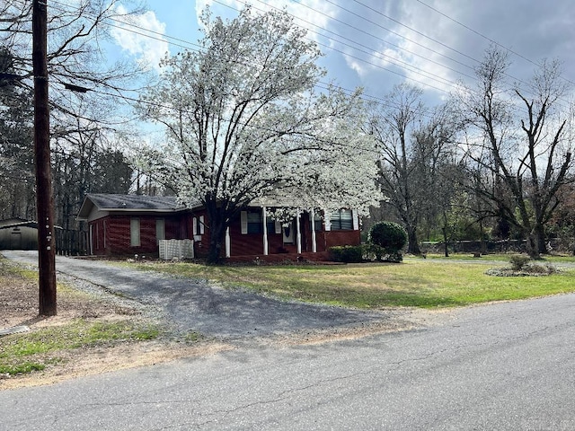 view of front of house featuring a front yard