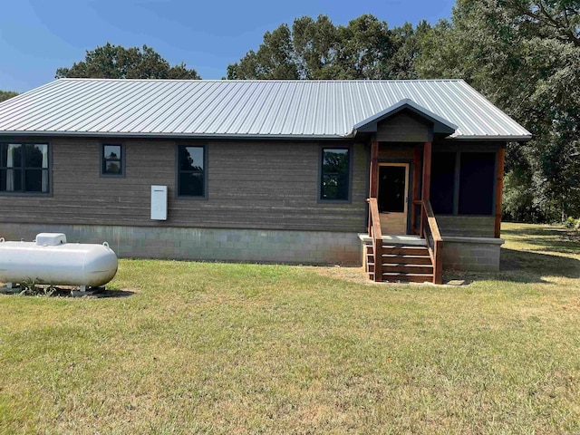 view of front of property with a front lawn