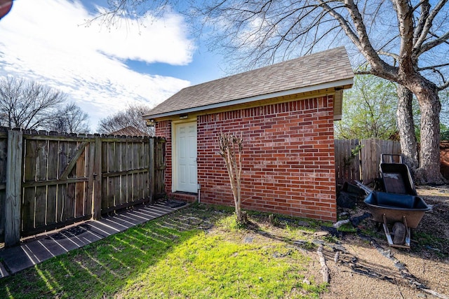 view of yard featuring an outdoor structure