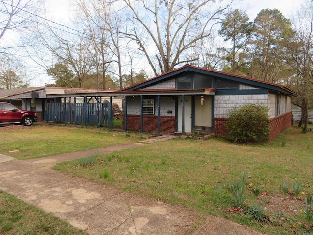 view of front of property featuring a carport and a front yard