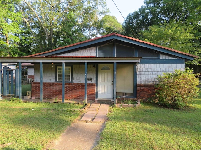 view of front of property with covered porch and a front lawn