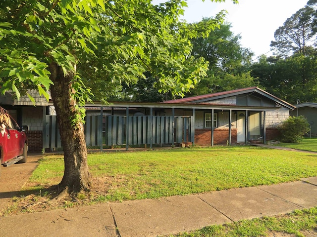 view of front facade with a front lawn