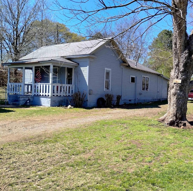 view of front of property featuring a front lawn and covered porch