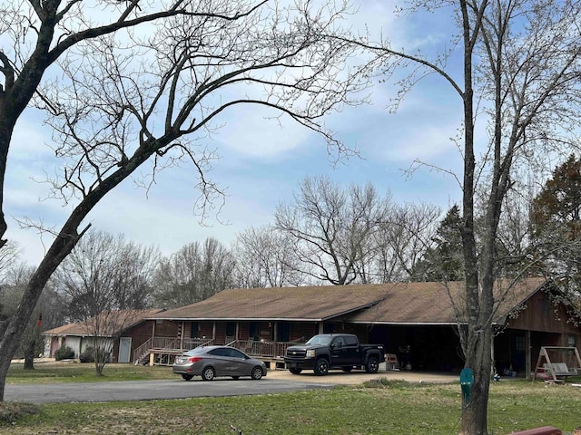 exterior space featuring a lawn