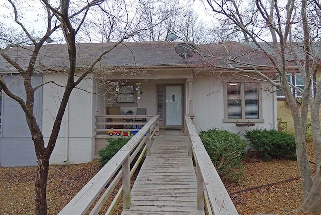 view of front of property featuring covered porch