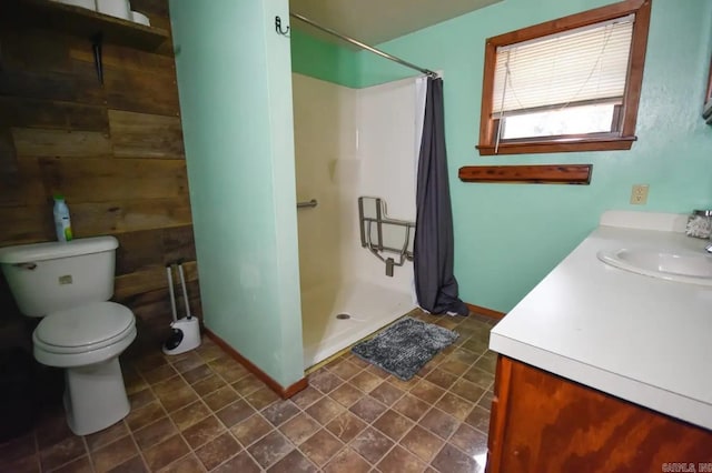 bathroom with toilet, vanity, and curtained shower