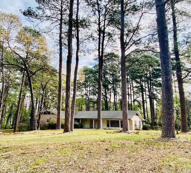 view of front of property featuring a front lawn