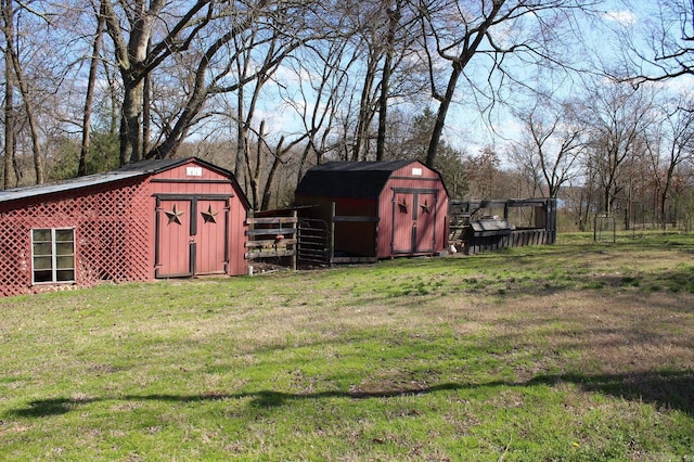 view of yard featuring a storage shed