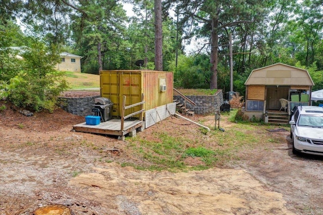 view of yard featuring a storage shed