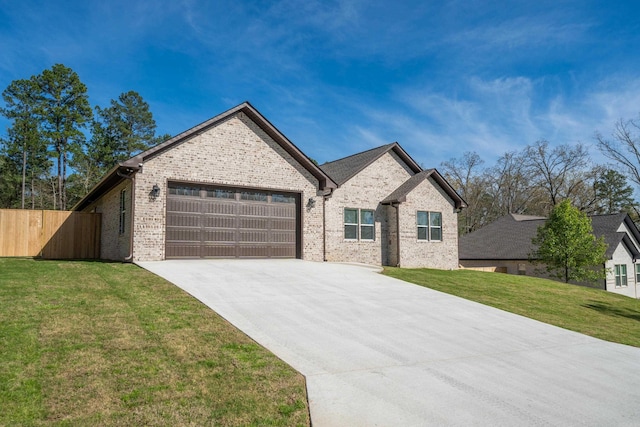 view of front of property featuring a front yard